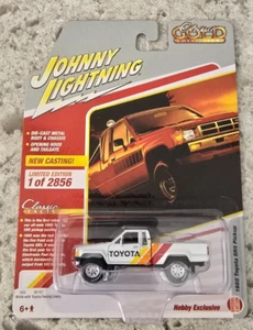 JOHNNY LIGHTNING 1985 TOYOTA SR5 PICKUP WHITE PAINT 1:64 DIECAST *NEW* - Picture 1 of 2