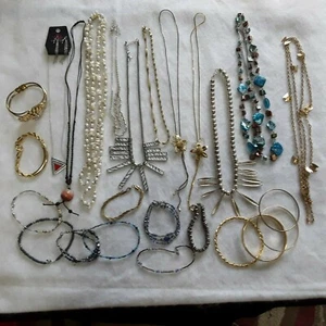 Lotto gioielli 14 bracciali + 11 collane tono oro argento - Foto 1 di 4