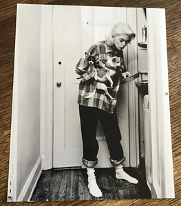 VINTAGE BEAUTIFUL SEXY JAYNE MANSFIELD POSES W/ CUTE CHIHUAHUAS - 8X10 PHOTO - Picture 1 of 3