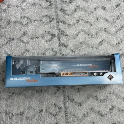 The New International Pro Star DCP 1:64 Pro Star 2005 usado Foto 1 de 4