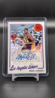 Buque insignia Topps 2025-26 - Magic Johnson - #80B2-MJ 45 aniversario 1980-81 automático Foto 1 de 2