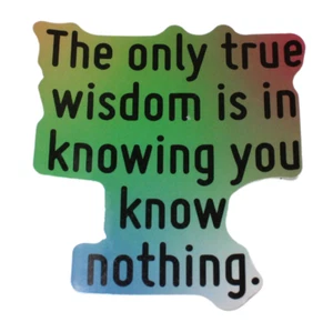 Pegatina The Only True Wisdom is in Knowing You Know Nothing inspiración dichos - Imagen 1 de 2