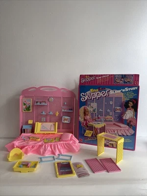 1988 Teen Time Skipper Sleep 'N Juego de Estudio Dormitorio Escuela Barbie 30+ Piezas con Caja Foto 1 de 4