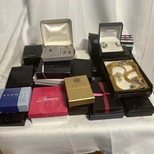 Lote 40+ Cajas Anillos Broche Pulsera Collar Pendientes Dije Joyería AVON De Colección - Imagen 1 de 7