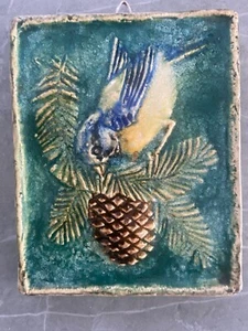 Karlsruher Majolika - Wandfliese, Kachel - Meise auf Tannenzweig - Bild 1 von 4