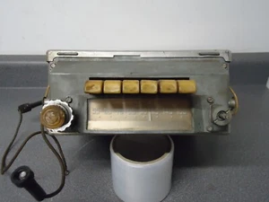 Radio AM con botón pulsador Kaiser Frazer 1949 de fábrica - Imagen 1 de 9