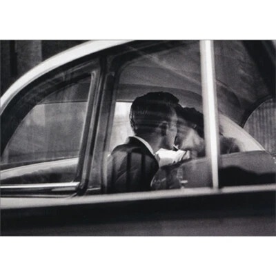 Tarjeta de boda colección América de novios besándose en el asiento trasero del coche Foto 1 de 2