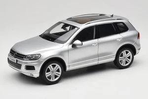 8821CS Volkswagen Touareg 7L Silver Metallic Kyosho 1/18 - Picture 1 of 8