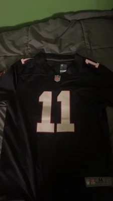 Camiseta para hombre Atlanta Falcons Julio Jones #11 mediana negra NFL en el campo Foto 1 de 4