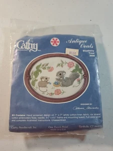 Cathy Needlecraft Antiguo Ovalo Arándano Golosina 3699 Con Marco NUEVO - Imagen 1 de 2