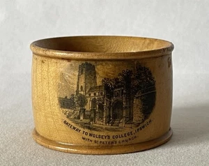 Antico anello tovagliolo albero legno Mauchline Ware WOLSEY'S COLLEGE GATEWAY IPSWICH - Foto 1 di 11