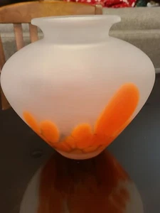 Vase satiniert mattiert mit orangen Spritzern am Sockel. Tarnowiec Polen. Handbemalt. - Bild 1 von 5