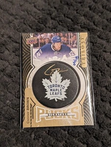 2017-18 UD TRILOGIE CONNOR BRAUN AUTO GOLD/18 SIGNATUR PUCKS AUTOGRAMM Blätter - Bild 1 von 2