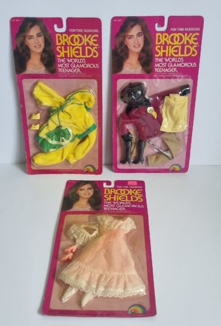 Boneca de papel - menina com as suas roupas vintage