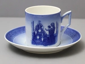 Royal Copenhagen 1981 Christmas Cup & Saucer Admiring the Christmas Tree - Picture 1 of 6