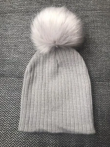 Neue Kindermütze Größe 1-4 Jahre Farbe grau mit Bommel. Tolles Weihnachtsgeschenk - Bild 1 von 3