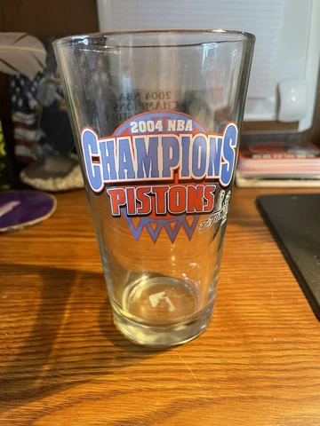 2004 DETROIT PISTONS GLASS Cover