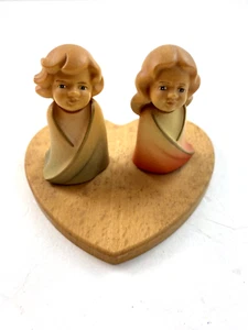 2 kl. Holzfiguren Figuren auf Herz  " Liebes-Barometer " geschnitzt farbig  HAPE - Bild 1 von 4