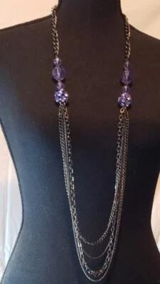 Collar largo simple Vera Wang pistola metal con piedras moradas y cuentas Foto 1 de 4