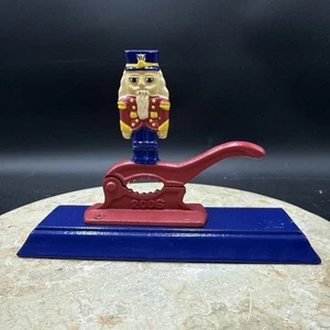 Schiaccianoci vintage con schiaccianoci in ghisa su base in legno 2006 - Foto 1 di 8