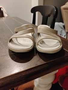 Sandalias Crocs Patricia Cuña Deslizables Talla 8 Marrón Claro Suelas Usadas - Imagen 1 de 10