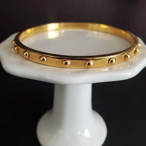 Brazalete Brazalete Kate Spade Tachonado Placa Dorada Clásico Informal Diseñador Firmado - Imagen 1 de 8