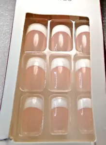 Pegamento para cama de uñas mediano Kiss Salon francés, blanco sobre rosa - Imagen 1 de 4