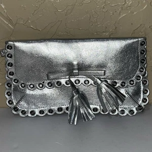 Silber Metallic Leder Foldover Quaste Schleife überbackene Öse Clutch Tasche - Bild 1 von 9