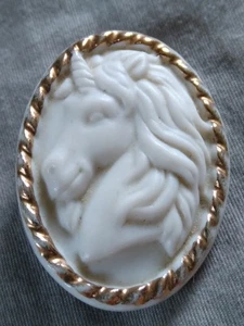 Vintage Unicorn Ceramic Brooch. - Picture 1 of 13