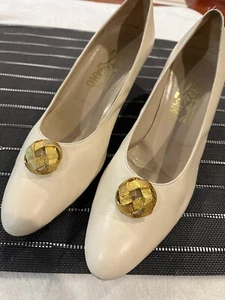 Vintage Salvatore Ferragamo Cream Pumps Gold Accent Heels Size: 9.5 AAAA Shoes - Picture 1 of 10