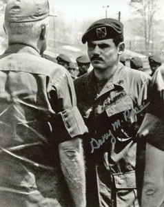 GARY M. ROSE SIGNED AUTOGRAPHED 8x10 PHOTO MEDAL OF HONOR MOH RARE BECKETT BAS - Picture 1 of 2