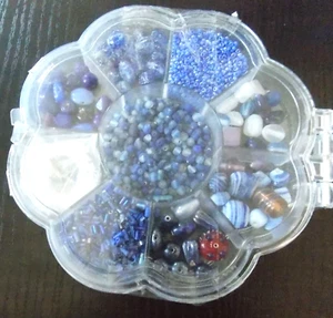 PERLES DE VERRE ARTISANALES BOITE  RONDE DE9 CASES  250G  BLEUE - Imagen 1 de 4