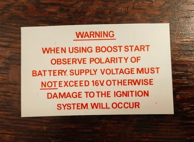 Advertencia de batería Triumph Spitfire como etiqueta original Jump Start Boost caja de voltaje Foto 1 de 3