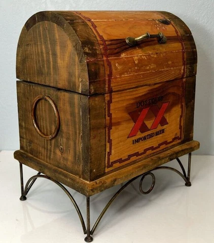 vintage Cedar treasure chest dos equios Cover