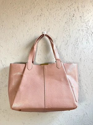 Macy's On 34th Azriell 人造皮革蛇纹压花大号手提包 - Chai 粉红色 — 第 1/4 张图片