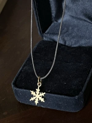 "Delicado collar de cuero colgante de plata de ley relleno de copo de nieve de oro de 18 quilates ❄️ 16""" Foto 1 de 4