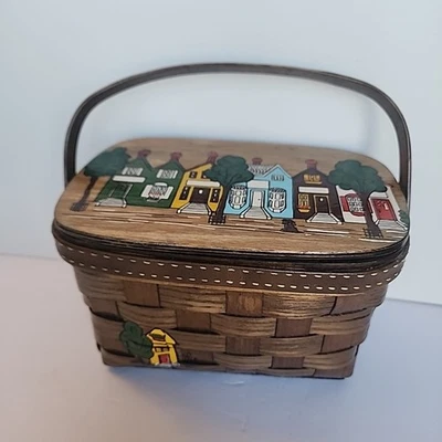 Bolsa cesta tecida de madeira assinada Nan vintage forrada colcha pintada à mão alça para casas - Imagem 1 de 4