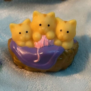 Fisher Price Little People Kätzchen Katzen im Korb - Bild 1 von 2