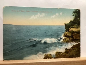 Felsen und Wellen am Lake Champlain: Burlington, Vintage Postkarte - Bild 1 von 3