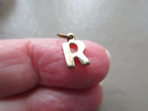 CUTE VINTAGE RETRO GOLD TONE TINY LETTER R DOLL PENDANT FOB CHARM BRACELET OLD - Picture 1 of 2