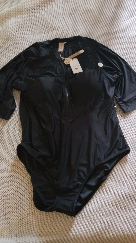 Traje de baño Artesands UPF50+ de una pieza- taza multiajuste seguro para el sol negro nuevo con etiquetas Foto 1 de 4