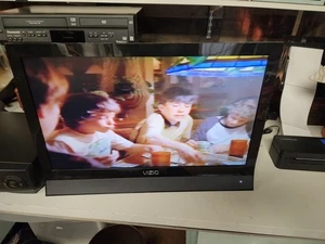 Vizio Razor M220VA 22" 1080p HD LED LCD Television - Picture 1 of 4