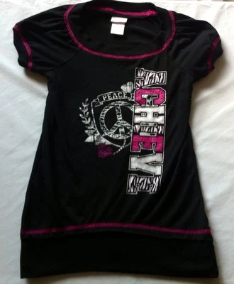 Xhilaration 黑色和粉红色 Achieve Peace 斑马印花上衣儿童/女孩最终出售 — 第 1/3 张图片