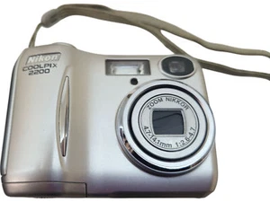 Nikon Coolpix 2200 Digital Camera 2.0MP 3x Optical Zoom Compact Silver - Picture 1 of 11