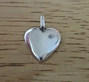 Dije corazón hinchado espalda plana sólida de plata esterlina 15x11 mm - Imagen 1 de 5