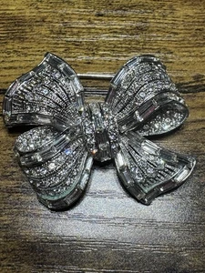 Vintage Sparkling Silver-tone Bow Brooch White Rhinestones - Picture 1 of 7