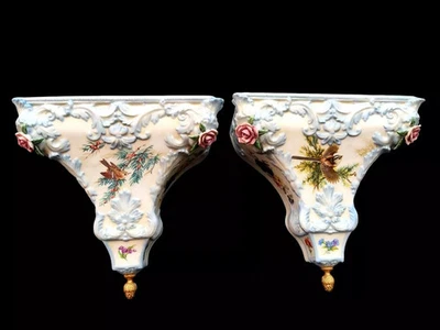 Par de ménsulas de pared antiguas de porcelana pintadas a mano firmadas SEVRES. Pájaros. C1880 Foto 1 de 4