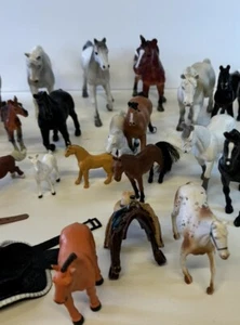Rear Lot Of 30 Vintage & Modern Toy Plastic Horses- All Brands Great Collection - Picture 1 of 21