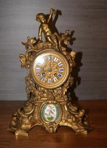 Orologio in bronzo del 1800 con medaglione in porcellana di sevres e putto - Foto 1 di 7