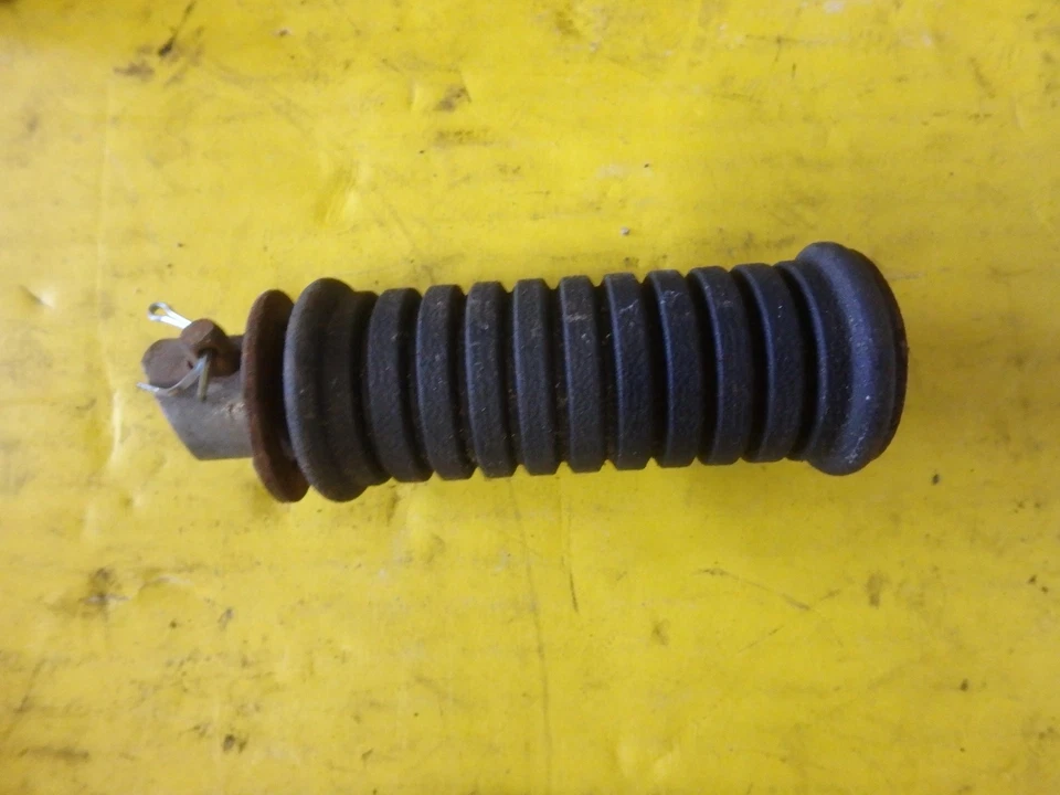 Suzuki GS 425 off 1979 GS425 ножной колышек задний правый подножка - Изображение 1 из 1